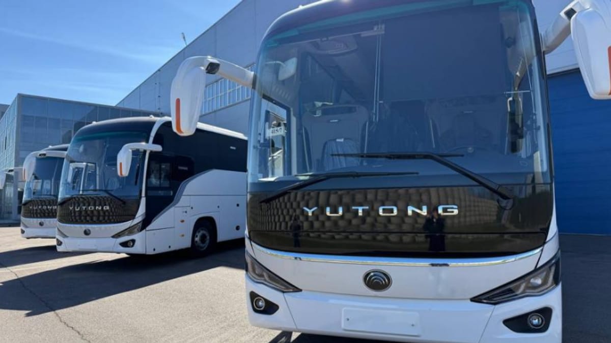 Три автобуса Yutong 6128 на площадке завода «Волгабас», на переднем плане — фирменная решётка радиатора